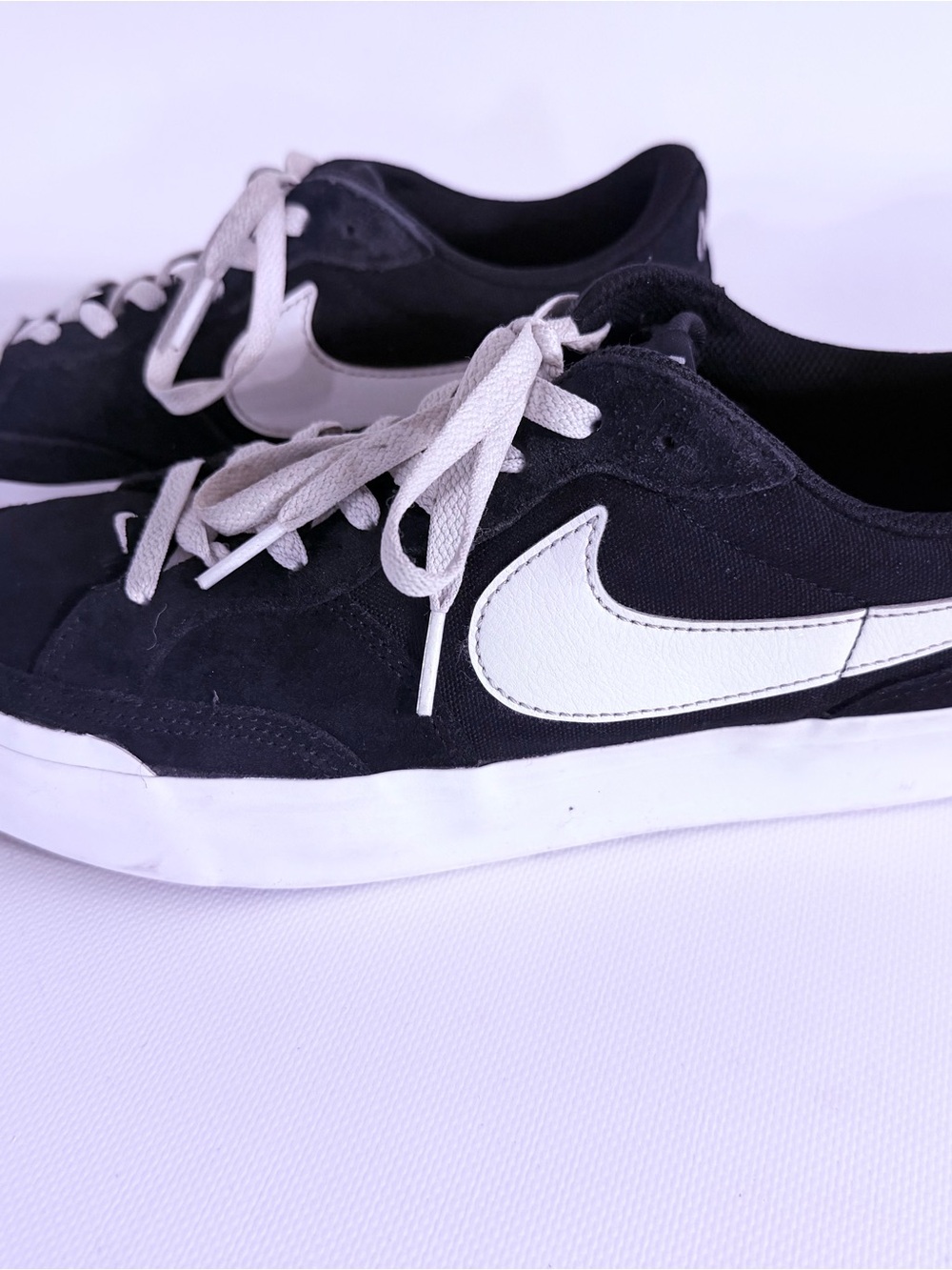 Nike Men’s (Unisex) Black Sneakers with White Swooshing (9 Men’s, 11 Women’s)